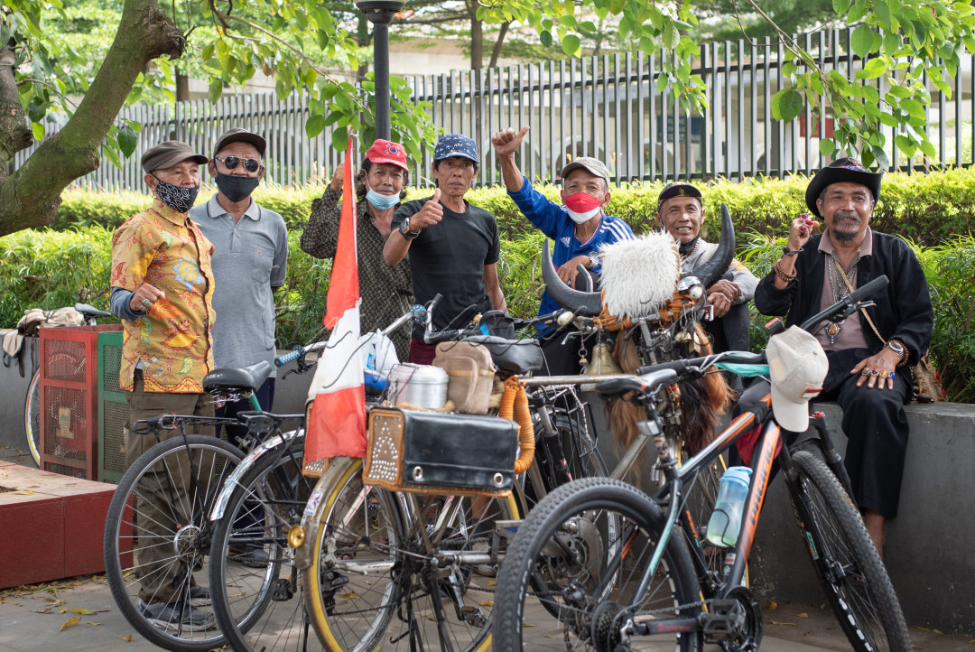 Bukan hanya hak semua bangsa, sejatinya kemerdekaan itu hak semua umur :)<br />
<br />
Semangat kemerdekaan nyatanya tidak hanya di rasakan oleh anak anak muda. Yang sudah tidak muda lagi pun tentu merasakan semangat kemerdekaan ini, merayakan kemerdekaan ini dengan cara mereka sendiri.