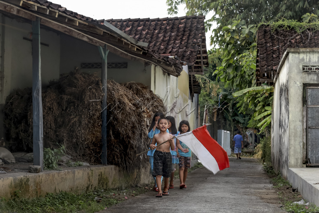 Arti merdeka bagi anak yang sedang bahagia dalam mengikuti perlombaan 17an