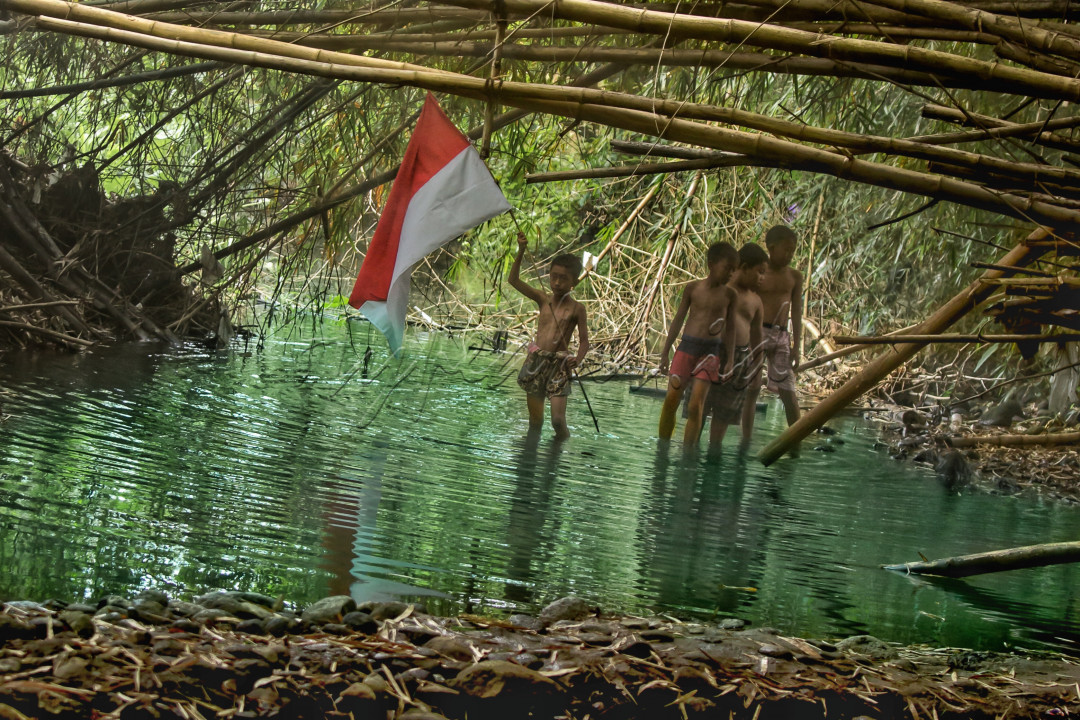 Petualang telusuri sungai&nbsp;