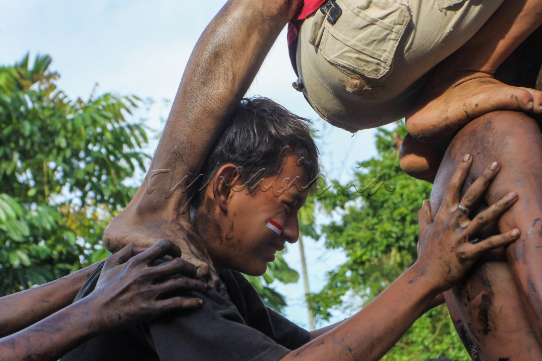 Peserta panjat pinang berusaha menahan beban untuk kelompoknya agar dapat mencapai puncak pohon begitu juga dengan Kemerdekaan RI di capai oleh pahlawan dengan bersusah payah melawan penjajah hingga mencapai Kemerdekaan.&nbsp;