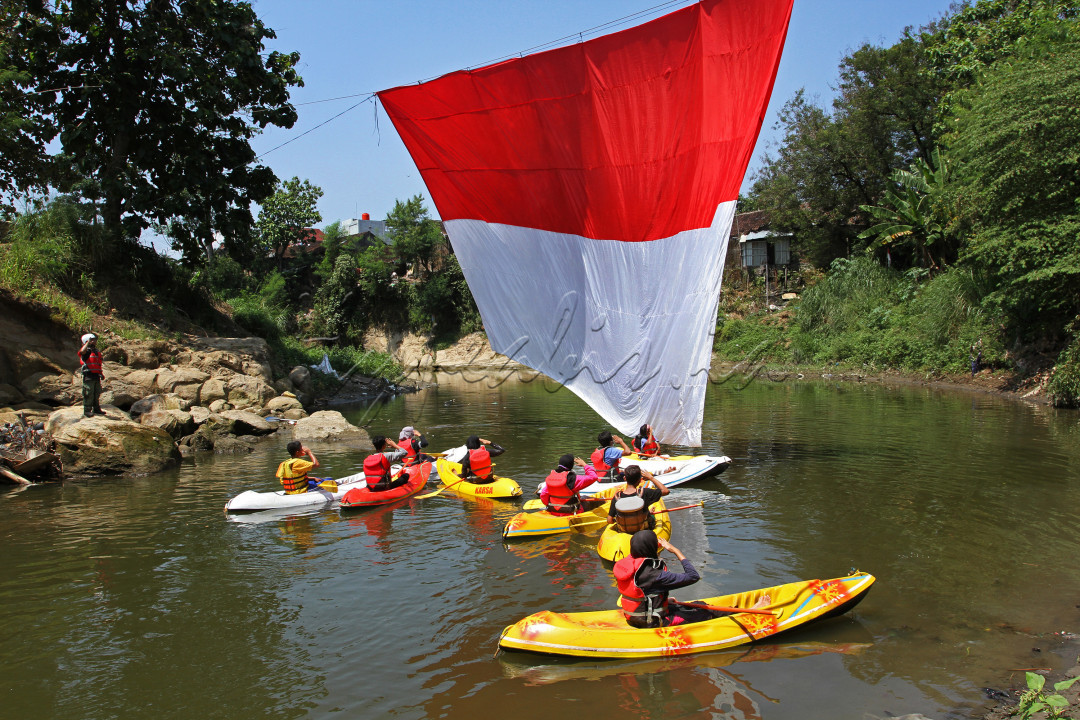 Pengemar olah raga kano kota surakarta memperingati HUT RI ke 76 th dengan melakukan upacara bendera di aliran sungai bengawan solo.<br />
&nbsp;