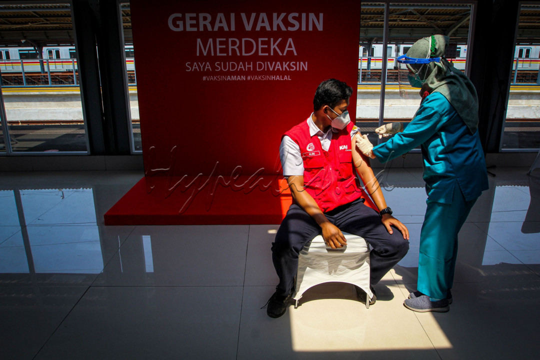 Tenaga kesehatan menyuntikan vaksin Covid-19 kepada warga di Stasiun Jakarta Kota, Jakarta Barat, Rabu (28/7/21). Vaksinasi melalui pendaftaran online dengan penerapan protokol kesehatan untuk mendukung upaya pemerintah guna menekan penyebaran Covid-19.