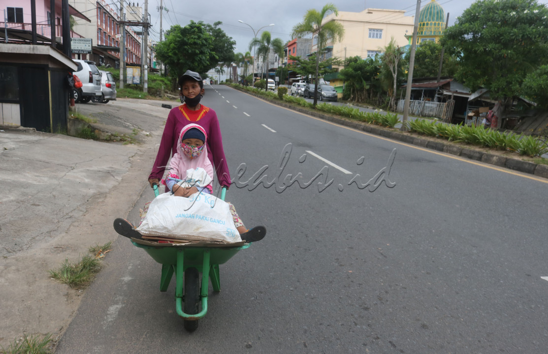 Linda bersama anaknya Ica menggunakan gerobak berkeliling mencari barang bekas di sekitar Jalan DI Panjaitan Tanjungpinang. Di tengah pandemi, Linda dibantu anaknya berjuang mengumpulkan barang bekas berupa kardus dan plastik. Setelah terkumpul, barang bekas tersebut dijual. Uang hasil penjualan digunakan untuk memenuhi kebutuhan hidup sehari-hari.&nbsp;