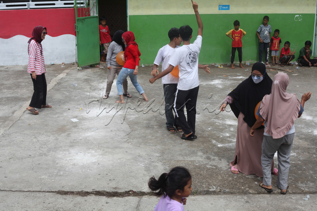 Warga merayakan HUT RI ke-76 dengan lomba goyang balon di Piliang, Batusangkar, Sumbar, Minggu (22/08/2021).