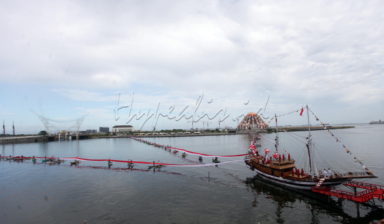 SUASANA Pengibaran Bendera Merah Putih di Anjungan Pantai Losari sepanjang 1000 Meter yang di Tari dari Perahu Phinisi dengan Melibatkan 76 nelayan -TNI dan Polri&nbsp;