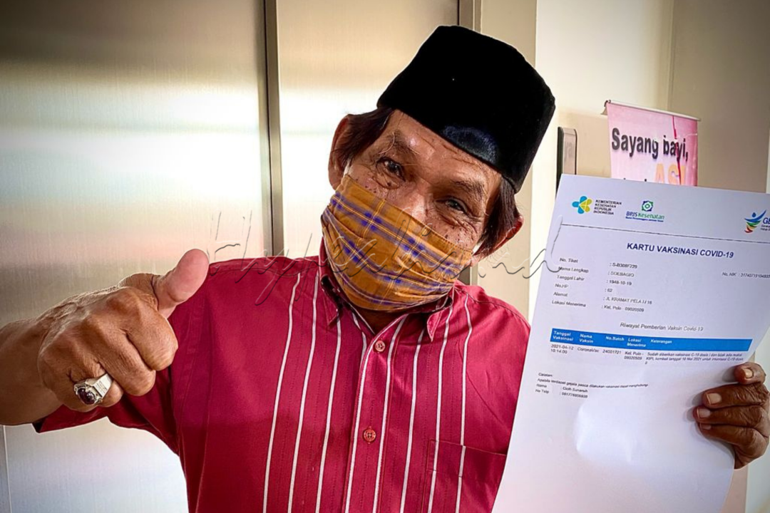 <strong>Binar Kemerdekaan Bapak</strong><br />
&nbsp;
<div style="text-align: justify;">"Mas, Bapak kapan vaksin?" lelaki lanjut usia itu bertanya padaku. "Nanti dulu, Pak. Ingat Bapak ada penyakit jantung, darah tinggi, sama ginjal. Dokter acc, kita vaksin ya, Pak," sahutku. Bapak mengangguk tersenyum, walau maniknya memancarkan kekecewaan.<br />
<br />
"Mas, Bapak kontrol ginjal tadi. Katanya Prof. Endang, semua bagus. Bapak boleh vaksin," Bapak menyambutku sepulang kerja. "Boleh vaksin, asalkan disetujui dokter jantung, Pak," Ibuku menimpali dari dapur. Aku tersenyum kecil melihat tingkah Bapak. Menggemaskan. Bapak semangat sekali untuk Vaksin Covid-19.<br />
<br />
"Mas, baru pulang?" Bapak menyapaku senja itu. "Iya, Pak. Ada pasien gawat, sesak, Pak," jawabku lirih. "Covid ya, Mas? Tertolong?" tanya Bapak. "Iya Pak, Covid. Ndak, Pak. Meninggal di rumah," suaraku semakin mengecil. Bapak menepuk bahuku menenangkan. "Bapak mau vaksin, Mas. Supaya bisa ringanin beban kamu. Memerdekakan kamu sedikit dari tuntutan profesimu. Kamu anak Bapak, Mas. Merdekamu bahagiaku. Tetep berikan yang terbaik, Mas," Bapak tersenyum menghibur. Tapi binarnya tak berbohong, ada kesungguhan dalam netra tua lelaki itu.<br />
<br />
"Mas, Bapak sudah kontrol jantung. dr. Didi bilang Bapak sudah bisa vaksin! Mas yang antar Bapak, nggih!" pekik riang Bapak di telepon siang itu. Butir air mata perlahan luput dari pelupuk mataku. Gelora asa Bapak untuk merdeka dari pandemi untukku, sukses menamparku agar melayani lebih bagi warga Indonesia. Bapak memang tak mengerti medis, tapi Bapak mendorongku berusaha yang terbaik untuk sehatnya negeriku.<br />
<br />
"Mas, Bapak sudah vaksin!" lelaki berpakaian merah putih itu menghampiriku dengan antusias. "Ndak sakit, Mas. Alhamdulillah. Mugi-mugi kita semua sehat merdeka yo, Mas," kekeh Bapak. Dalam binarnya, nampak harapan akan negeri ini untuk terus tumbuh, tetap tangguh, merdeka dari Covid-19.<br />
<br />
"Alhamdulillah, Pak. Insya Allah, Pak. Negeri kita sehat merdeka," aku tersenyum mengaminkan.<br />
<br />
<strong>Dirgahayu Indonesiaku ke-76.<br />
Indonesia Tangguh, Indonesia Tumbuh.</strong></div>