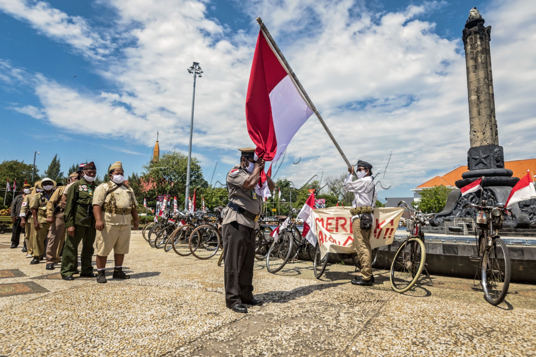 Komunitas sepeda Ontel menggunakan pakaian pahlawan tempo doloe untuk merayakan Hari Kemerdekaan Republik Indonesia, mencium bendera merah putih sebagai wujud rasa Cinta Tanah Air indonesia
