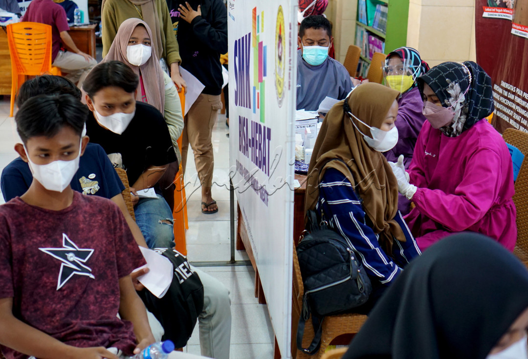 Pelajar sebuah SMK di Kecamatan Jatibarang, Kabupaten Indramayu, Jawa Barat, tampak antusias untuk mengikuti vaksinasi Covid-19 menjelang pelaksanaan Pembelajaran Tatap Muka Terbatas (PPTM)<br />
<br />
&nbsp;