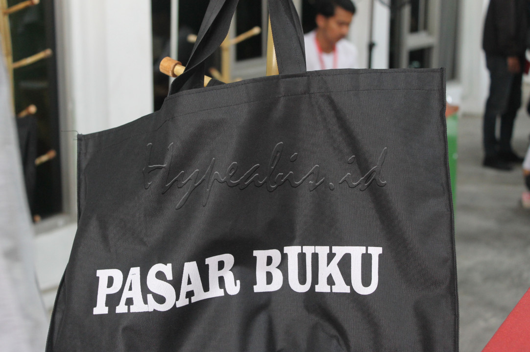 Jarang ada pasar buku. Apalagi sekarang era digital.<br />
Tapi kehadiran buku tetap perlu dan mesti dibaca. Bukan sekedar pajangan. Dengan membaca buku terdapat keasyikan tersendiri. Seperti sebuah dialog dengan penulisnya.