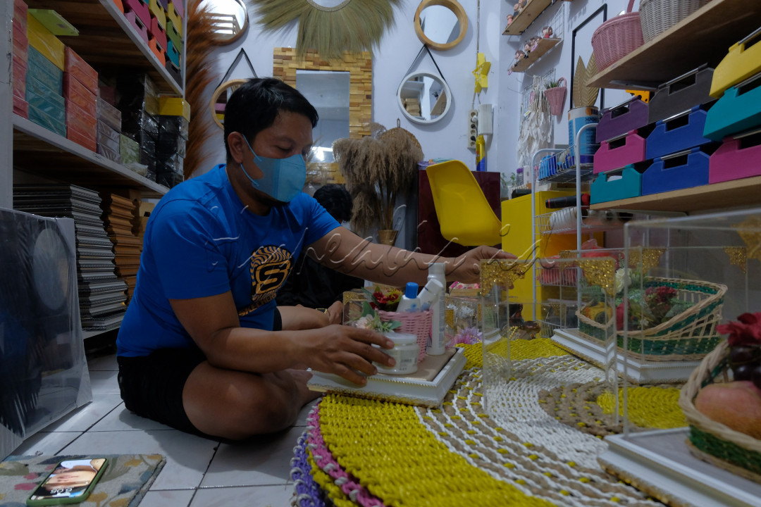 Dimasa pandemi pesta pernikahan dibatasi untuk dilaksanakan secara meriah, ini berdampak besar bagi usaha UMKM pembuat jujuran atau seserahan yang biasanya ramai orderan diluar pandemi. saat ini mereka harus memutar otak untuk segera keluar dari kondisi ekonomi dimasa pandemi agar tetap bertahan