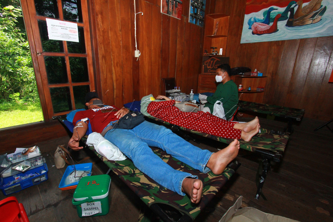 Mungkin slogan itu selalu terngiang-ngiang di pikiranku. Tapi bagiku itu bukan sekedar slogan. Kenapa? Karena ada kalanya kita membutuhkan pertolongan orang lain, ataupun kita yang harus menolong orang lain. Melalui donor darah, kita bisa menolong orang lain. Dalam membantu sesama tidak berdasarkan gender. Donor darah adalah kegiatan memberikan darah kepada seseorang secara sukarela untuk disimpan di bank darah sebagai stok darah. Di masa pandemi Covid-19 kita wajib membantu kepada sesama Berbagi dimulai dari diri sendiri, lalu ke orang terdekat. Namun apa yang sangat penting dari berbagi yaitu keikhlasan untuk memberi. Meski tidak mengenal, pendonor darah rela berbagi secara ikhlas agar bisa menyelamatkan nyawa orang lain. Petugas Palang Merah Indonesia (PMI) Salatiga melakukan kegiatan donor darah sebulan sekali untuk menjaga ketersediaan darah dimasa pandemi. Penerapan protokol kesehatan sangat penting dalam pelaksanaanya.