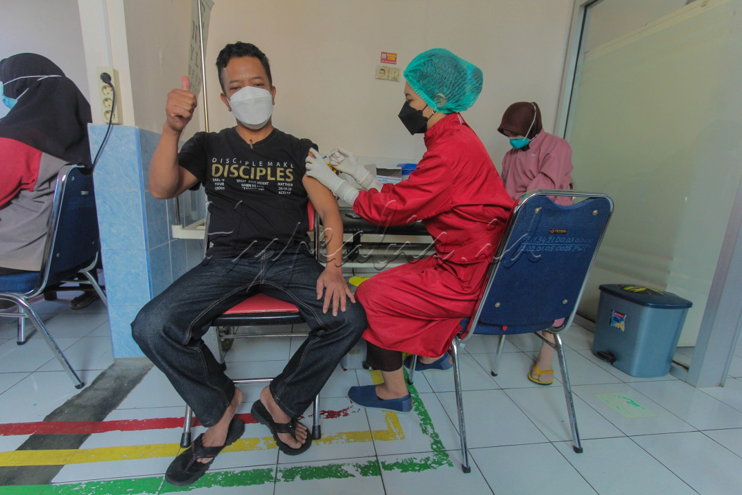 PMI Salatiga &amp; Dinas Kesehatan Kota Salatiga mengadakan vaksinasi massal dalam rangka HUT kota Salatiga yang jatuh pada tanggal 24 Juli. Warga tampak antusias mengikuti vaksinasi guna pencegahan virus corona. Pelaksanaan vaksinasi oleh PMI ini untuk membantu pemerintah dalam gerakan vaksinasi nasional.<br />
Program vaksinasi merupakan salah satu ikhtiar untuk menciptakan kekebalan kelompok (herd immunity) agar masyarakat menjadi lebih produktif dalam menjalankan aktivitas kesehariannya. aksinasi dilakukan sebagai bagian dari dukungan menuju Indonesia Sehat, sehingga hidup bermasyarakat dapat kembali normal dan pemulihan ekonomi nasional dapat cepat terwujud sehingga kita bisa &nbsp;Merdeka dari Covid-19.
