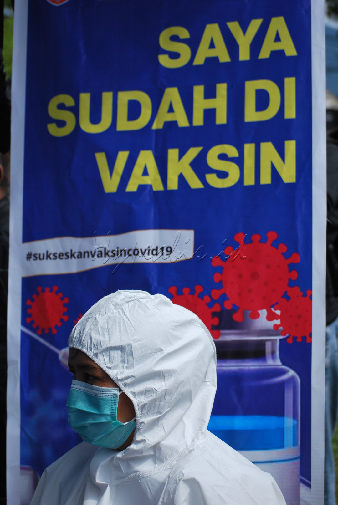Salah satu upaya pemerintah untuk menekan jumlah penyebaran covid 19 adalah dengan memberikan vaksin kepada seluruh masyarakat dengan bantuan tenaga kesehatan