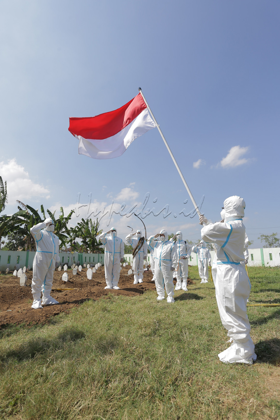 Pada tahun ini para petugas pemulasaran jenazah covid-19 mengekspresikan semangatnya dengan cara melakukan upacara Kemerdekaan disela-sela waktu pemakaman secara prokes di Kota Madiun. Dan dihari kemerdekaan Indonesia yang ke-76 tahun ini berharap wabah virus covid-19 akan berakhir, semoga dengan hilangnya virus Covid-19 tahun ini perekonomian di Indonesia akan menjadi lebih baik.&nbsp;