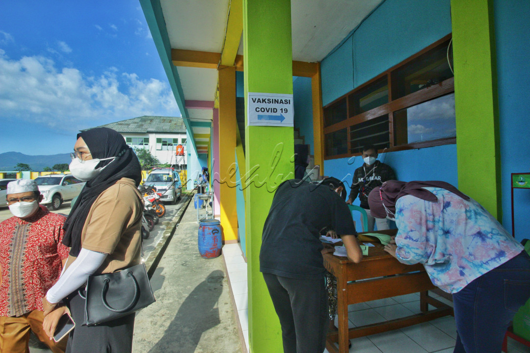 program vaksinasi coovid 19 terus digencarkan oleh pemerintah guna memutus mata rantai virus covid 19