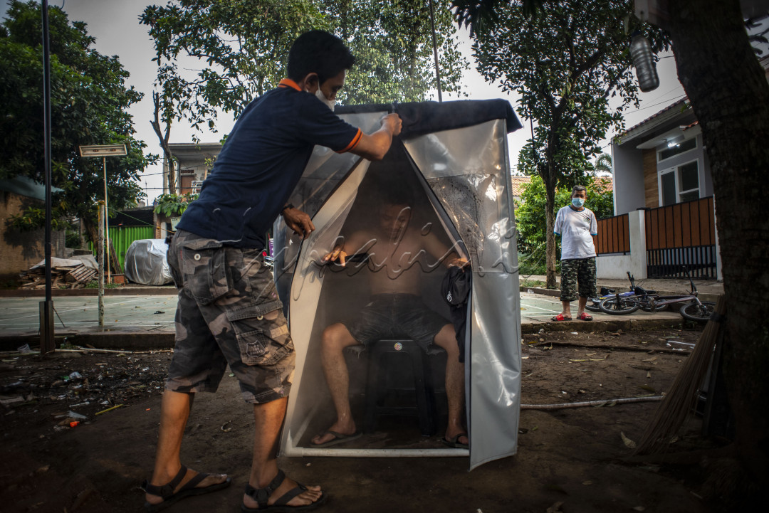 Warga berada di dalam bilik sauna dengan metode uap dari rempah-rempah di kawasan Gang Pepaya RT 11 RW 3, Lenteng Agung, Jagakarsa, Jakarta, Senin (19/7/2021).&nbsp;Menurut warga setempat, sauna tersebut sebagai salah satu bentuk untuk meningkatan imunitas tubuh di tengah pandemi COVID-19