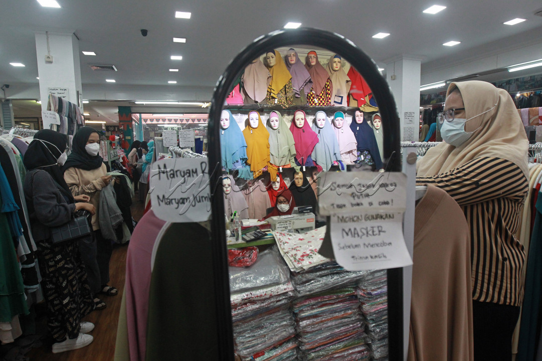 Pengunjung memilih produk busana muslim di Pasar Beringharjo, Jogjakarta, Minggu (2/5/2021). Menurut pedagang di pasar tersebut penjualan busana muslim selama ramadan ini mengalami peningkatan dibandingkan tahun lalu pada saat awal pandemi Covid-19.&nbsp;