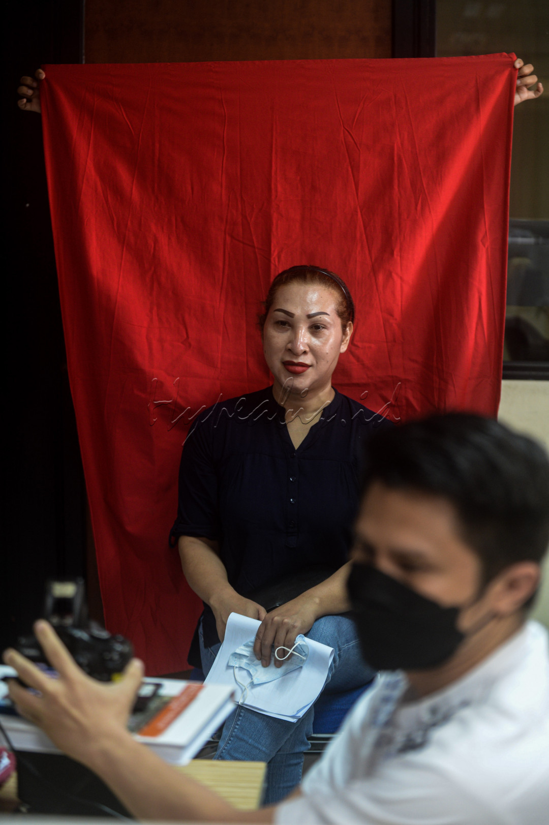 Seorang transpuan melakukan sesi foto sebagai salah satu tahapan dalam membuat e-KTP di kantor Dinas Pendudukan dan Pencatatan Sipil (Dukcapil) &nbsp;Jakarta Barat, Jumat (13/08/2021). Puluhan transgender dan transpuan mendatangi kantor (Dukcapil) DKI Jakarta Barat untuk melukan perekaman e-KTP. &nbsp;Pembuatan e-KTP untuk transgender dan transpuan ini &nbsp;tak lagi sulit untuk keperluan berbagai hal, salah satunya untuk pendaftaran vaksinasi Covid-19.