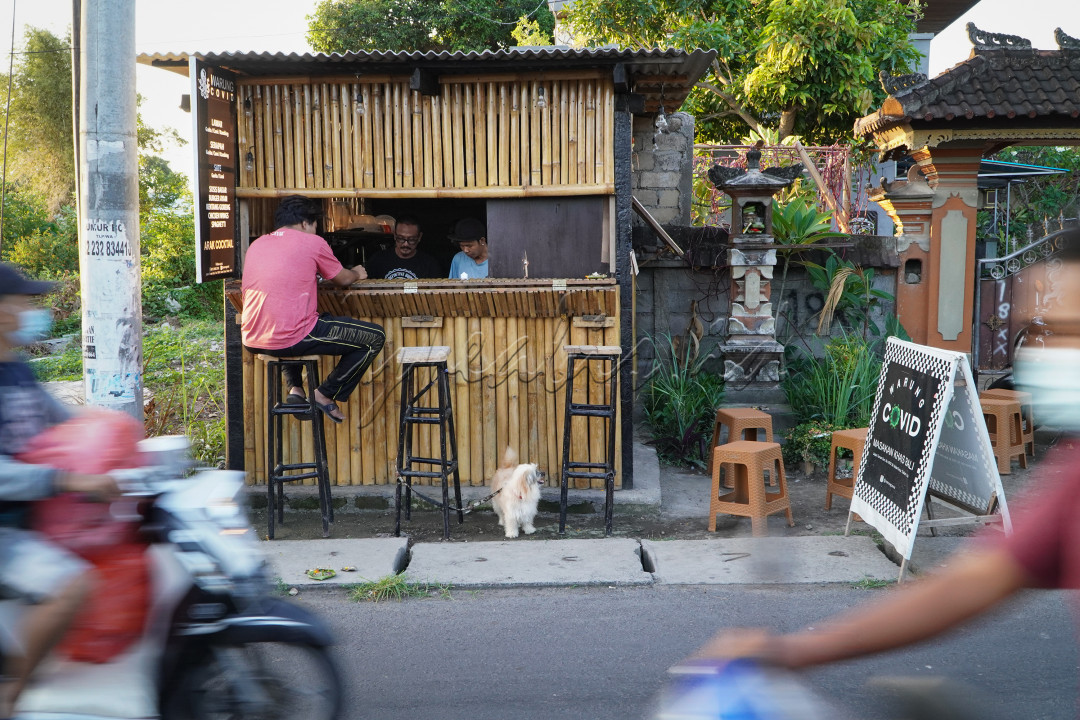 Warung COVID<br />
---<br />
Warung COVID terinspirasi dari pandemi yang mendera negeri. Ketika bisnis pariwisata Bali berada pada titik terendah, ekonomi masyarakatnya berimbas. Bisnis kuliner ini hadir sebagai salah satu wujud ekspresi warga Bali untuk merdeka dari tekanan ekonomi saat ini.<br />
<br />
@hypeabisid<br />
@bisnisindonesiafoto<br />
--<br />
#lombafotohypeabisid<br />
#ekspresikemerdekaan<br />
#bisnisindonesiafoto<br />
--<br />
yuk coba coba aja kak<br />
@gdedonald @focusfeelsecond @kucobasaja @swadarma29 @warungcovid
<div id="gtx-trans" style="position: absolute; left: -12px; top: -6px;">
<div class="gtx-trans-icon">&nbsp;</div>
</div>