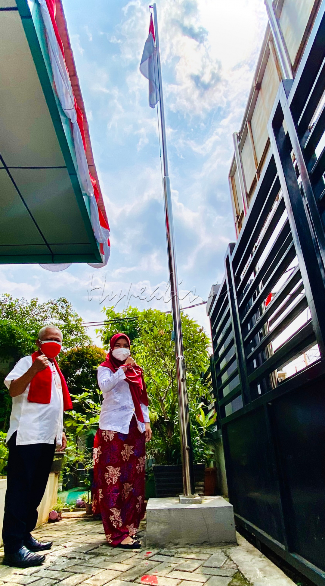 <strong>Pancaran Asa Kemerdekaan</strong><br />
<br />
Kerekan bendera nampak bugar siang itu. Di antara hamparan syahdu Sang Surya, merah putih berhasil dikibarkan dengan anggun. Teramat anggun nan mempesona. Tiupan angin memperkokoh kharisma Sang Kain Pusaka.<br />
<br />
Kuat, kita harus kuat. Tangguh dan tumbuh. Di antara gencatan dan pelik pandemi, eksistensi maupun ekspresi kemerdekaan tetap harus dipancarkan. <strong>Merdeka!</strong><br />
<br />
#LombaFotoHypeAbisID<br />
#EkspresiKemerdekaan<br />
#BisnisIndonesiaFoto