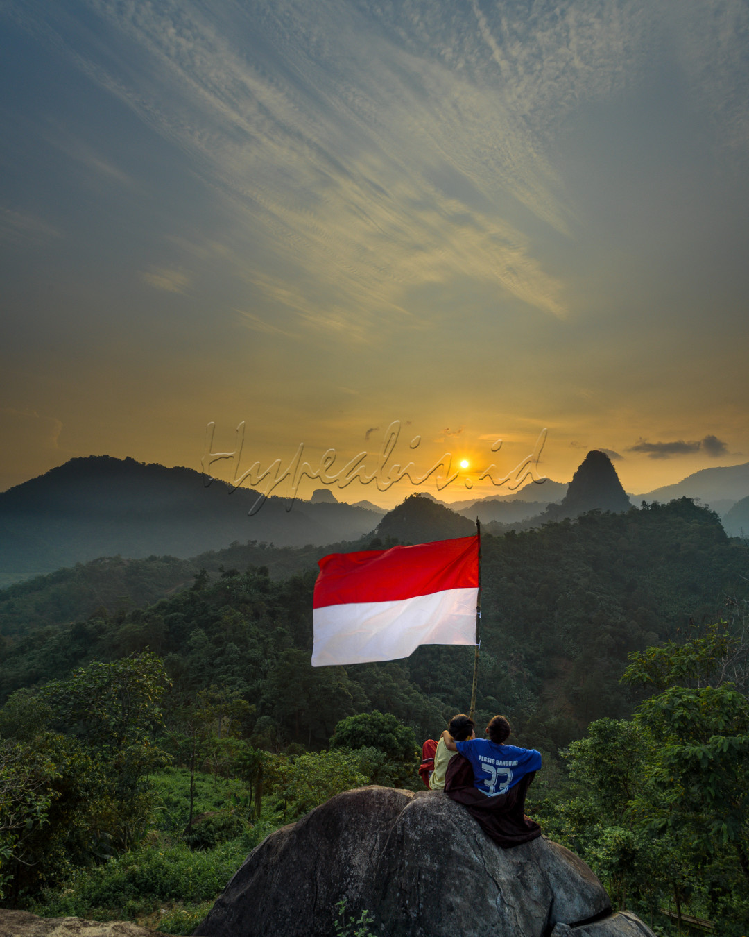 Merd&eacute;ka itu Bahagia<br />
Ya betul, siapa si yang ga Bahagia kalo Merd&eacute;ka&nbsp;<br />
Tapi tingkat kebahagiaan tiap individu pasti berbeda&nbsp;<br />
Mungkin sama hal nya dengan 2 adik ini<br />
Ia sangat bahagia, ketika hanya menikmati pagi di atas bukit sambil memegang Sang Saka Merah Putih&nbsp;<br />
Di tambah view di depan yg memanjakan mata<br />
Sungguh Nikmat mana yang kamu dustai