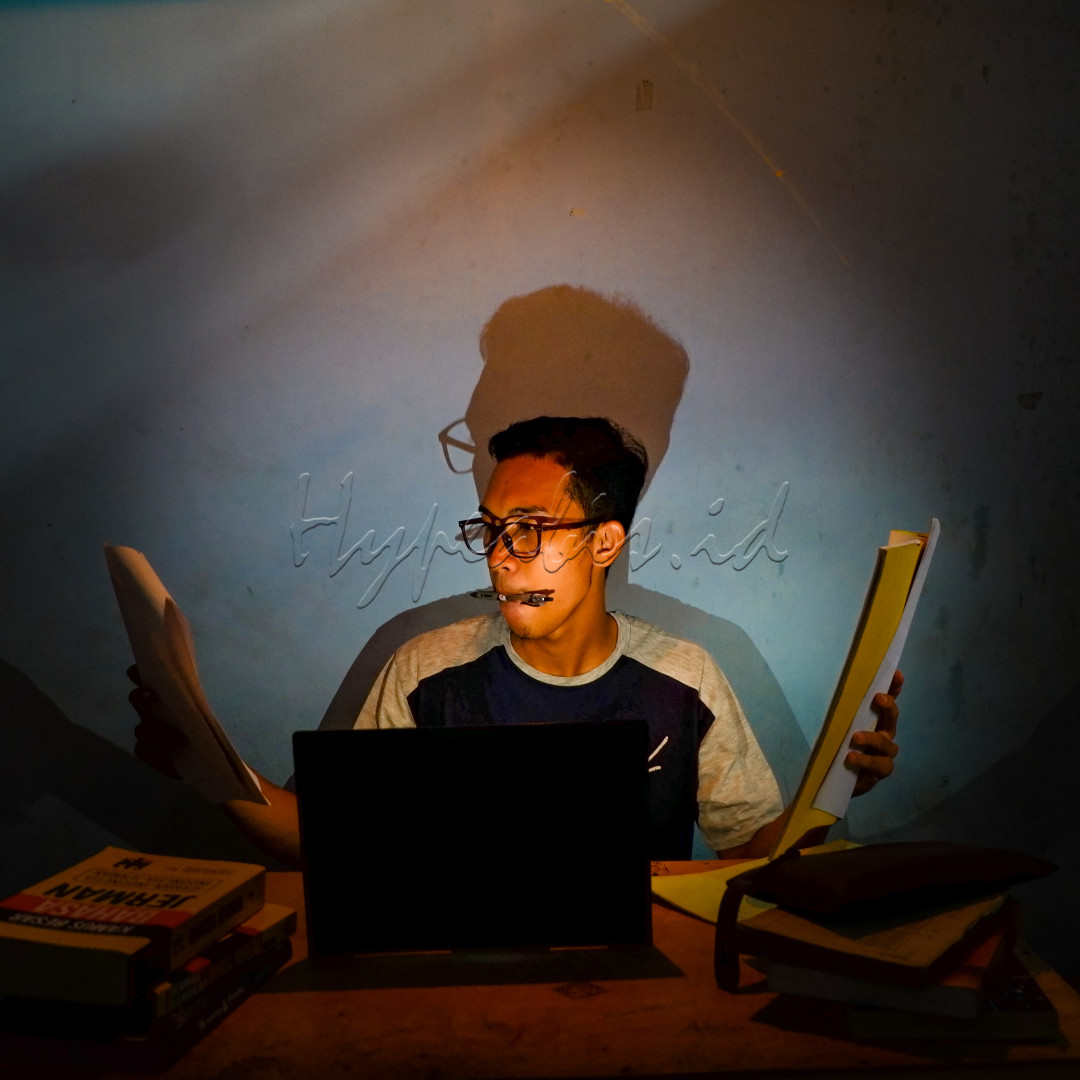 semenjak covid-19 datang ke Indonesia dan terus menerus meningkatkan terpaksa segala bentuk kegiatan harus terbatas termasuk dari bidang pendidikan. pembelajaran jarak jauh atau daring harus dilakukan, adaptasi dengan keadaan harus dilakukan, teknologi sudah pasti digunakan sebagai sarana komunikasi dan pembelajaran jarak jauh atau daring.
<div>&nbsp;</div>

<div>kejenuhan dalam pembelajaran daring sudah pasti kita alami sebagai seorang pelajar, dan yang kami rindukan adalah sekolah ataupun belajar seperti sediakala dan biasanya, tapi itu semua harus kami korbankan supaya pandemi covid-19 cepat berakhir. Dan semangat belajar harus selalu kita tanamkan dalam diri dan terus berjuang hingga kesuksesan tiba.</div>