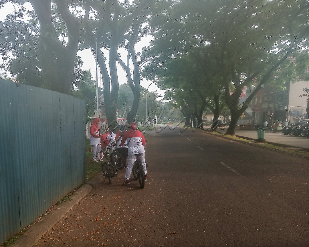 Plogging 17an bareng Emak-Emak Gaul<br />
<br />
Plogging merupakan kegiatan memungut&nbsp;sampah.Plogging bisa menjadi aktivitas&nbsp;seru, jika kita melakukannya dengan rela&nbsp;dan gembira.<br />
<br />
Seperti terlihat, Emak-emak gaul ini&nbsp;merayakan hari kemerdekaan, dengan&nbsp;&nbsp;aktivitas plogging. Lingkungan jadi&nbsp;bersih, sehat, asri dan nyaman untuk&nbsp;aktivitas di luar rumah. Yuk&nbsp;plogging...Merdeka ! Dirgahayu Indonesiake 76.