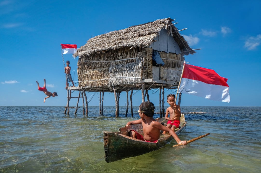 Jiwa Merah Putih<br />
Anak-anak merdeka tumbuh dengan jiwa nasionalisme yang tinggi, mengibarkan bendera merah putih di ujung timur Indonesia, mengekspresikan kebebasan.