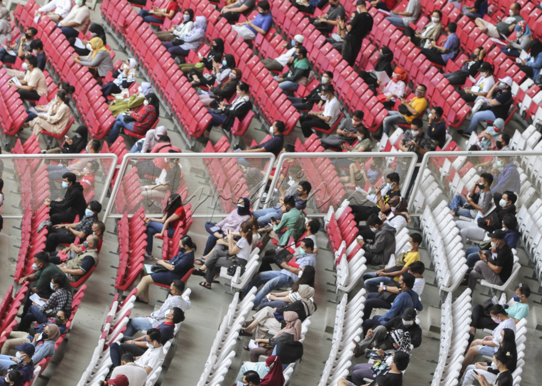 Jakarta, Indonesia, Sabtu 3 Juli : Ribuan warga menunggu untuk dilakukan penyuntikan vaksin Covid-19 di Gelora Bung Karno, Jakarta, Indonesia pada Sabtu 3 Juli 2021.&nbsp;Vaksinasi dilakukan secara massal dan gratis bagi warga ber-KTP DKI Jakarta ini,&nbsp;ditargetkan dapat dilakukan kepada sekitar 8.000 hingga 10.000 peserta per hari nya guna sebagai upaya percepatan memutus penyebaran virus Corona di Jakarta.&nbsp;