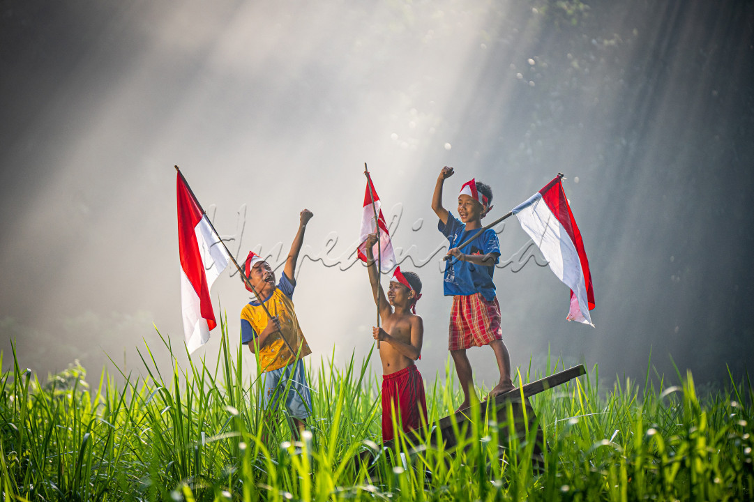 anak-anak meneriakkan yel-yel kemerdekaan bersama-sama