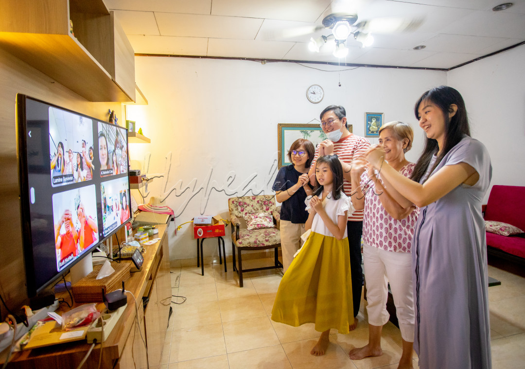 keluarga saya tetap bisa merayakan hari raya Imlek disaat pandemi dengan melakukan sesi video call bersama keluarga besar