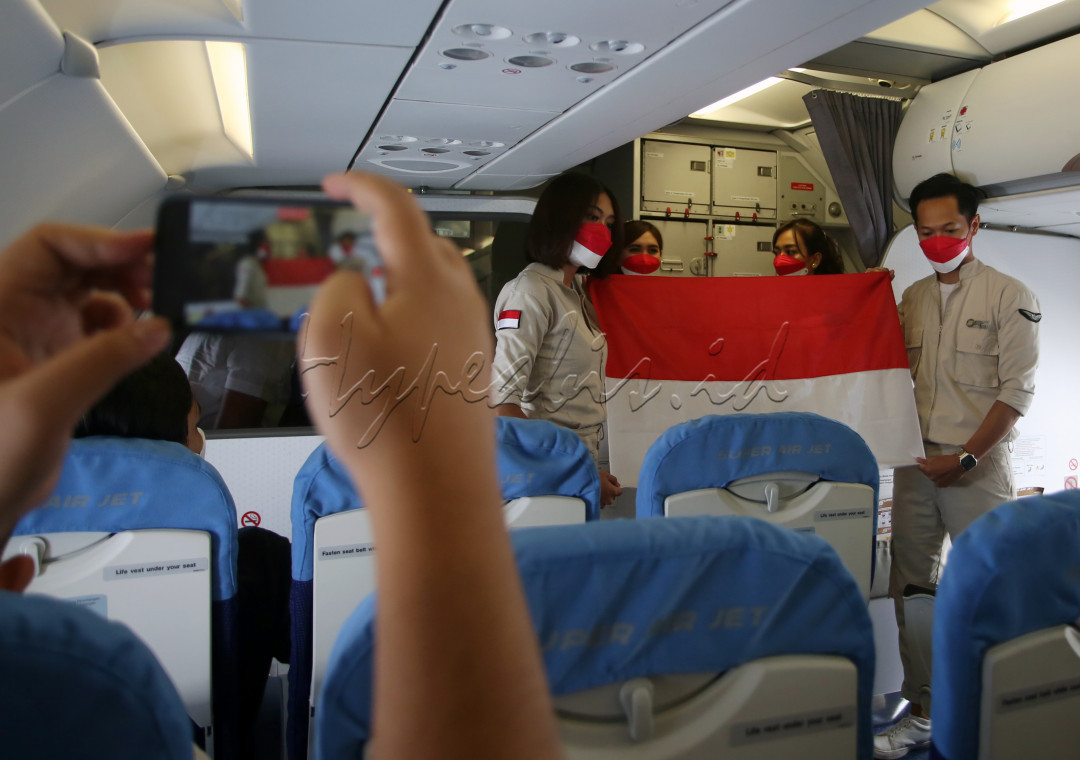 Sejumlah krew pesawat mengibarkan bendera Merah Putih&nbsp;di dalam pesawat Super Air Jet saat penerbangan Batam - Jakarta, Selasa (17/8/2021).&nbsp;Pengibaran bendera merah putih di dalam pesawat dilaksanakan dalam rangka memperingati HUT Kemerdekaan Ke- 76 Republik Indonesia.&nbsp;