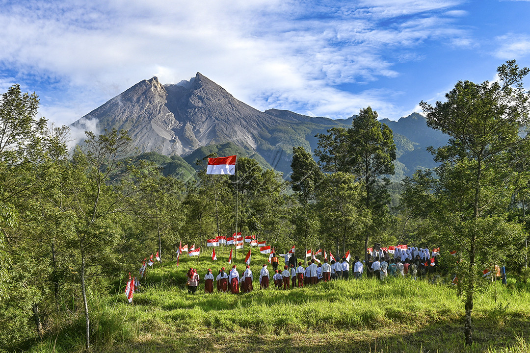 Sejumlah siswa siswi sekolah dasar sampai sekolah menengah umum warga lereng merapi dengan hikmat mengikuti upacara pengibaran bendera merah putih. Acara ini sebagai wujud rasa nasionalisme sejak dini di mulai dari sekolah dasar.