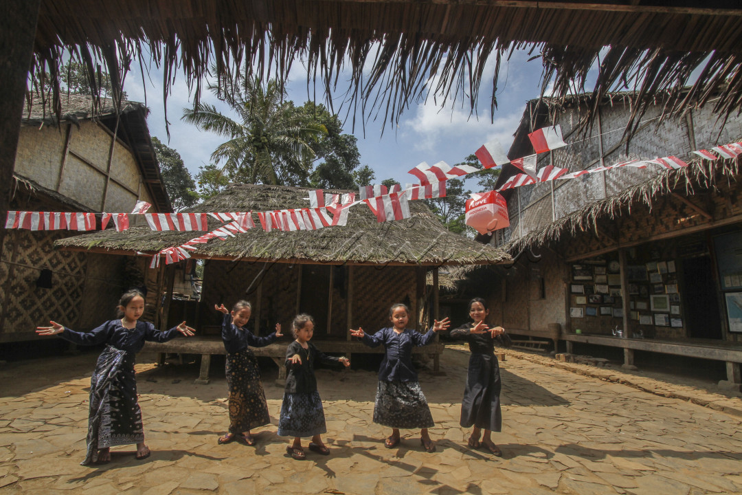 BANTEN, INDONESIA,&nbsp; 20 Agustus : Sejumlah anak suku Baduy menari di depan rumah mereka di desa kanekes, Lebak, Banten, Indonesia. Sampai saat ini, masyarakat adat Baduy melaporkan hanya terdapat 2 kasus COVID-19. Mereka hanya percaya bahwa adat istiadat yang mereka yakini dapat melindungi mereka dari virus COVID-19.&nbsp;