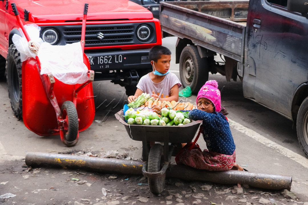 Pandemi menghantam, adik dan kakak berjualan sayur demi membantu ekonomi keluarga.