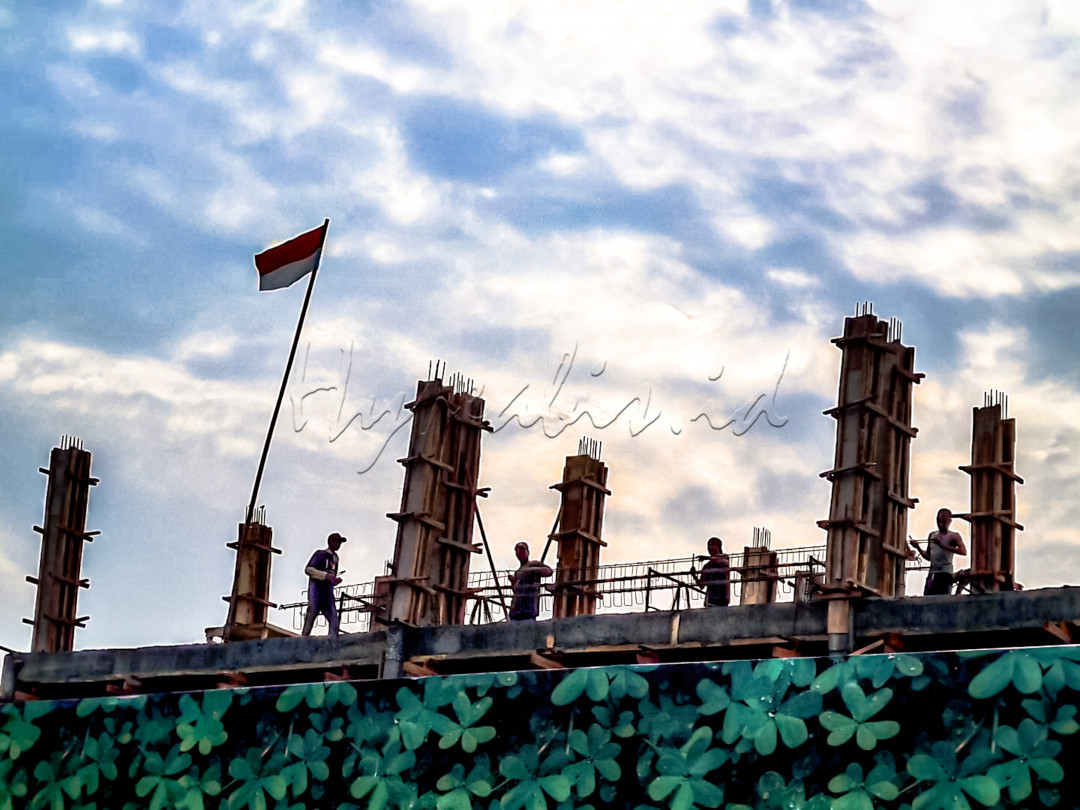 Bangsa Indonesia adalah bangsa yang membangun. Membangun dalam segala bidang. Terutama pembangunan dalam hal perekonomian. Ekonomi dari pemerintah kepada rakyat dengan membuka lapangan pekerjaan kepada seluruh lapisan masyarakat, seperti hal nya tukang atau kuli bangunan seperti nampak pada foto ini. Ekonomi dimulai dari rakyat untuk rakyat sehingga hadil pembangunan negeri dapat dinikmati oleh seluruh masyarakat luas.&nbsp; &nbsp;