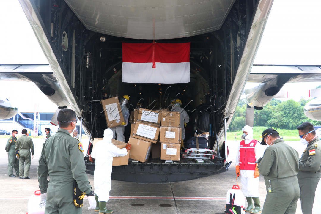 23 Maret 2020, saat mulai meningkatnya kasus covid-19 di Indonesia. Sejumlah personel dari instansi pemerinah turut serta membantu menurunkan bantuan alat kesehatan dari Shanghai, China.<br />
<br />
Alat kesehatan yang tersebut yang terdiri dari disposable mask, n95 mask, kacamata pelindung, hazmat, sarung tangan, hingga termometer infrared tersebut akan digunakan untuk penanggulangan covid-19 di Indonesia.