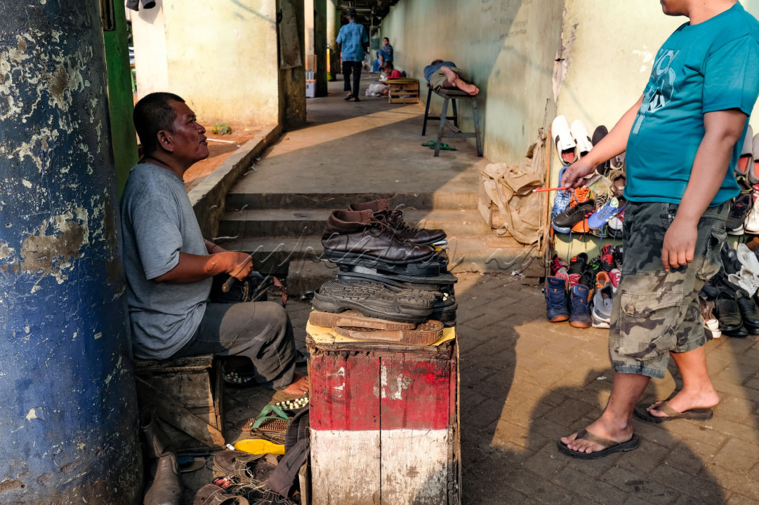 <br />
Ekonomi. Membicarakan tentang ekonomi sangatlah luas. Dimulai dari adanya pertukaran/barter barang dengan barang atau uang dengan barang. Ekonomi kian berkembang terutama yang bermanfaat untuk negeri. Seperti hal nya jasa tukang sepatu dalam foto ini, dia memberikan jasa nya untuk mendapatkan upah dari hasil sepatu yang dia reparasi. Dari bisnis ekonomi kecil seperti ini lah yang bisa membuat masyarakat tetap melakukan transaksi ekonomi yang dapat mempertahankan inflasi negara. Pemerintah wajib membantu dari sisi terbukanya lahan, menurunkan pajak dan mengurangi belanja yang tidak diperlukan.&nbsp;
