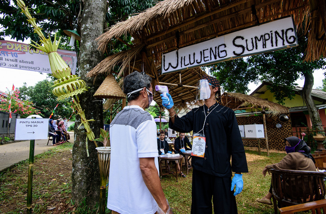 Berbeda dengan tahun-tahun sebelumnya, pemilihan kepala daerah (pilkada) serentak tahun 2020 kali ini diselenggarakan di tengah pandemi yang melanda dunia.&nbsp;<br />
Oleh karena itu, tolok ukur keberhasilan penyelenggaraan pilkada serentak pada 9 Desember ini, ditentukan dari penegakan kedisiplinan menerapkan protokol kesehatan sehingga masyarakat merdeka dari Covid-19.<br />
<br />
#LombaFotoHypeAbisID<br />
#EkspresiKemerdekaan<br />
#BisnisIndonesiaFoto