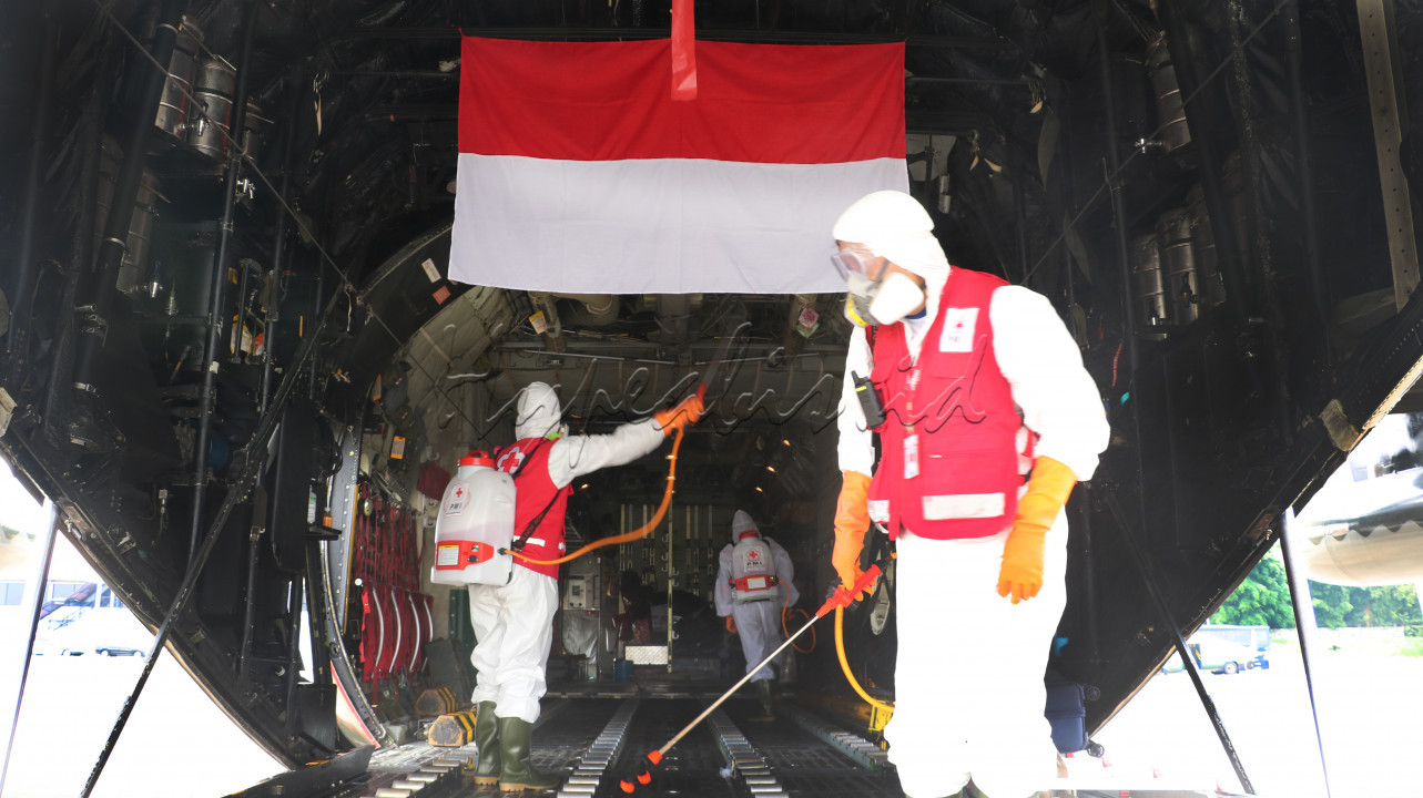 Sejumlah Personel Palang Merah Indonesia gerak bersama Bantu lakukan disinfeksi Pesawat Hercules pasca membawa alat kesehatan&nbsp;dari shanghai china guna pencegahan covid-19 di Indonesia