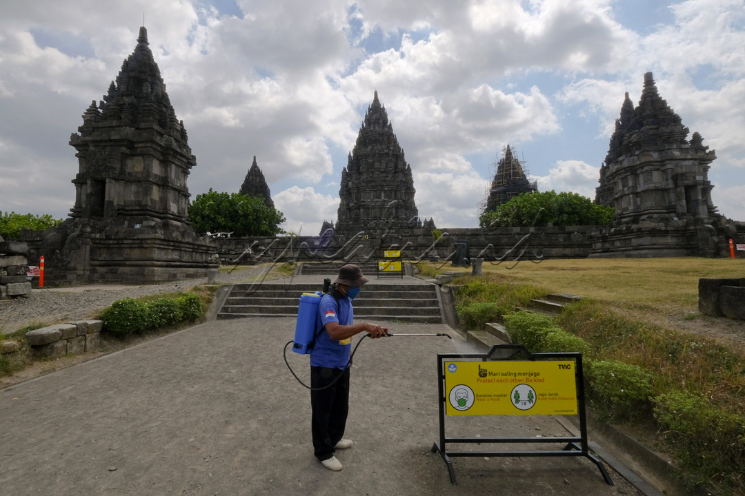 Petugas sedang menyemprot disinfektan di area Taman Wisata Candi Prambanan, yang dilakukan rutin setiap hari Senin selama pandemi. Ini dilakukan sebagai upaya pencegahan penyebaran virus Covid-19 sesuai protokol kesehatan sesuai anjuran Pemerintah.<br />
<br />
Selain itu juga memberi rasa aman dan nyaman bagi para wisatawan, yang diharapakan sektor pariwisata bisa bangkit, dengan demikian perekonomian tetap tumbuh.