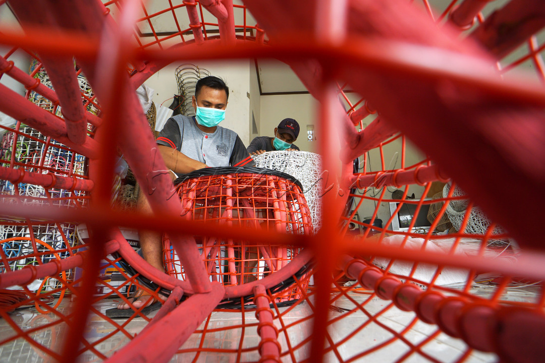 Dua orang pekerja rotan sedang menganyam dan membetulkan meja dan kursi rotan sintesis di rumah produksi Rotan,di Jalan Raya Kasugengan Kidul, Kec.Depok - Kab.Cirebon, Jawa Barat. Para pengusaha dan pengrajin rotan di Kota Cirebon mulai bangkit memproduksi, membuat dan bahkan sudah mengirim eksport lagi hasil kerajinan rotannya keberbagai daerah dan negara.