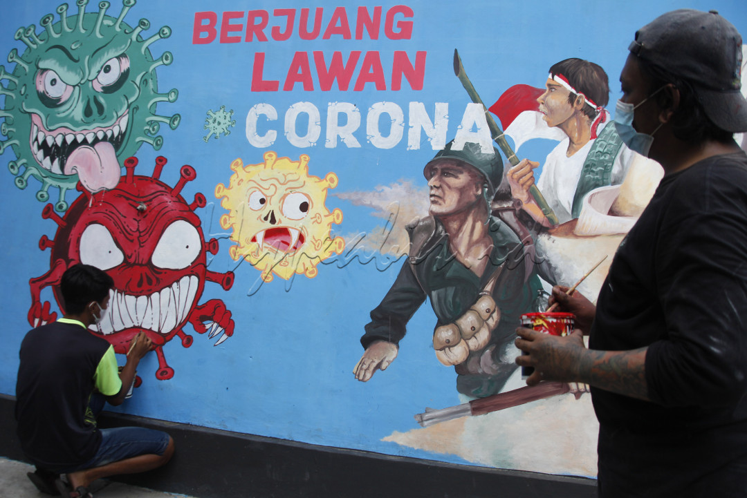 Warga menyelesaikan mural bertema Berjuang Lawan Corona saat kerja bakti bersih lingkungan di Kampung Sewu Solo, Jawa Tengah, Minggu (8/8/2021). Selain untuk menyambut HUT Kemerdekaan ke-76 Republik Indonesia, mural tersebut dibuat warga setempat guna memperindah kampung dan ajakan mematuhi protokol kesehatan agar merdeka dari pandemi virus COVID-19.&nbsp;