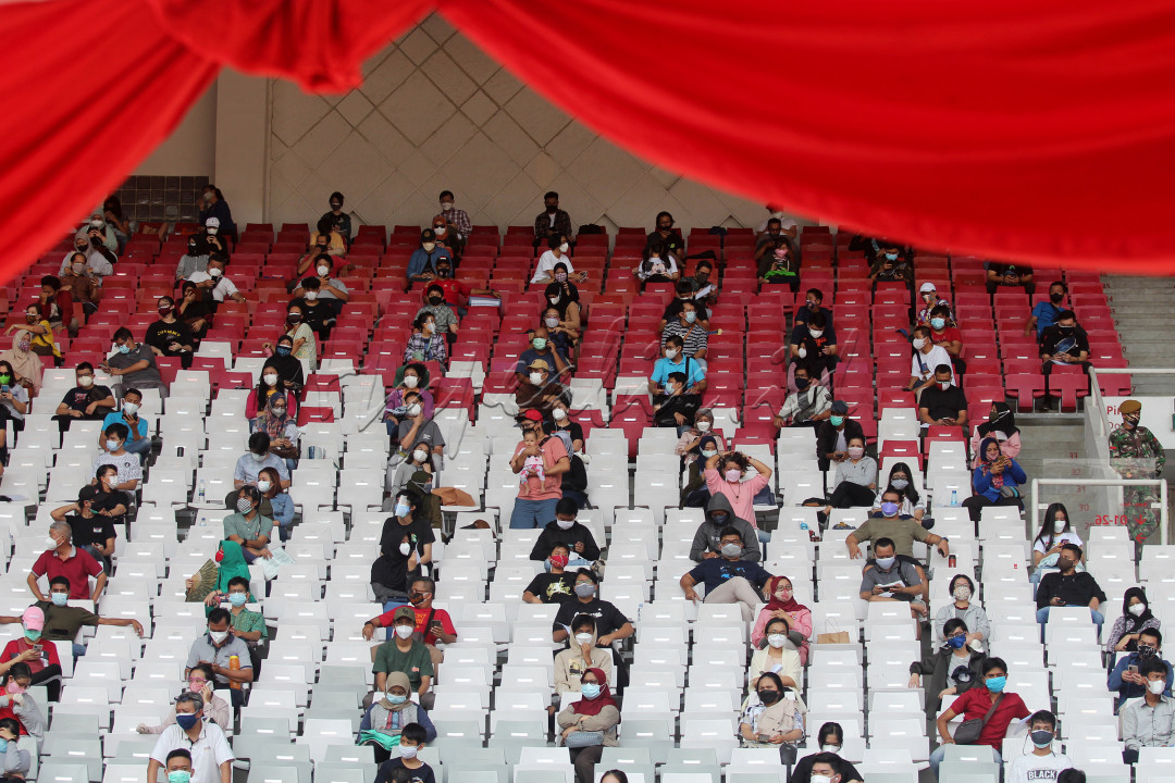 Warga mengantre untuk mengikuti program vaksinasi massal Covid-19 di Stadion Utama Gelora Bung Karno (SUGBK), Senayan, Jakarta, Sabtu (3/7/2021).&nbsp;