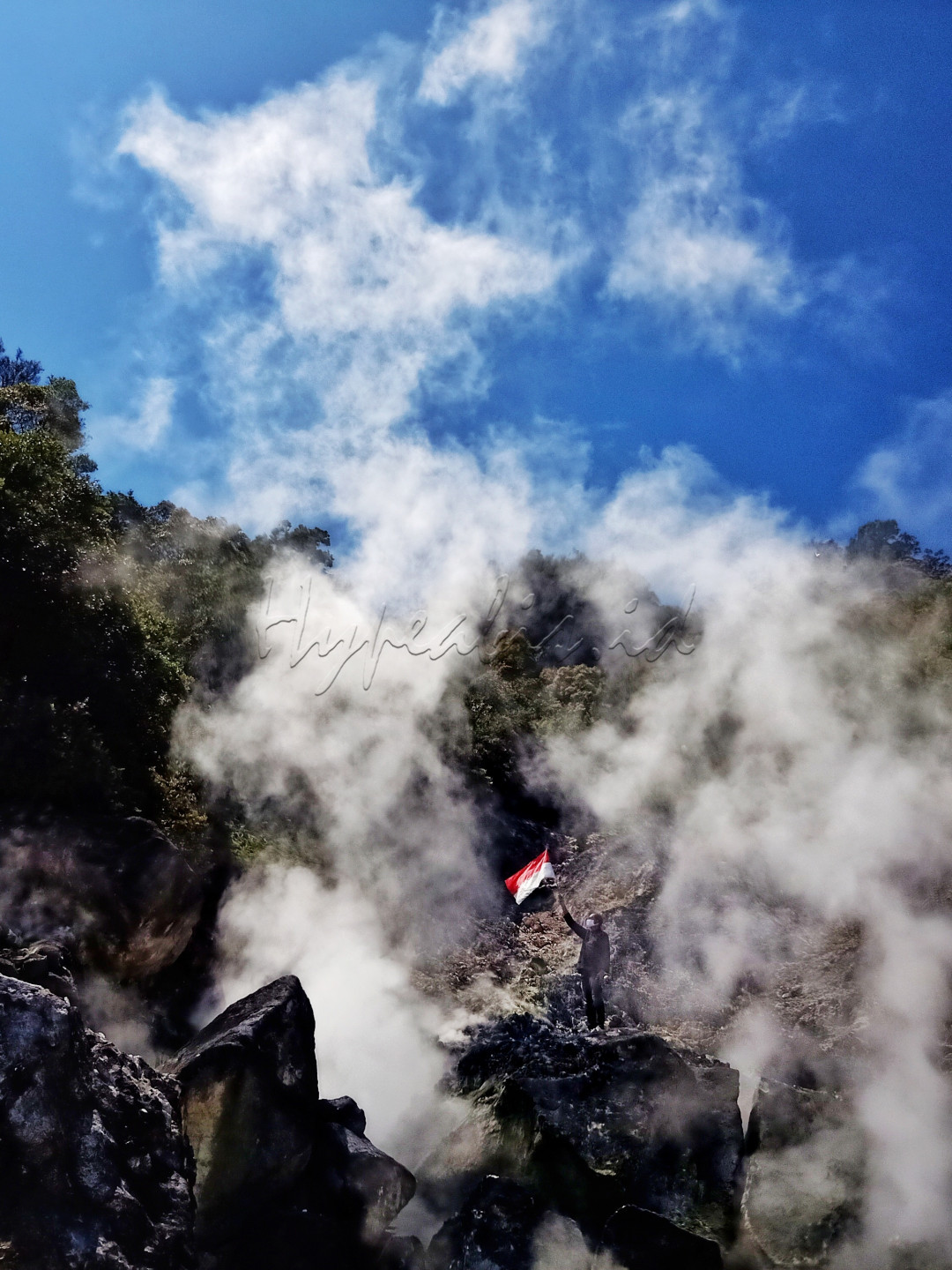 Ekspresi Kemerdekaan ketika bisa mengibarkan sang merah putih di kawah wayang, Pangalengan Kabupaten Bandung&nbsp;