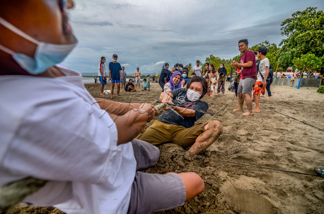 Tarik Tambang<br />
Bukan hanya beradu kekuatan, dalam tarik tambang memerlukan kekompakkan tim untuk meraih kemenangan. Kebersamaan, gotong royong, dan solidaritas satu sama lain merupakan nilai yang bisa diambil dari perlombaan tersebut.