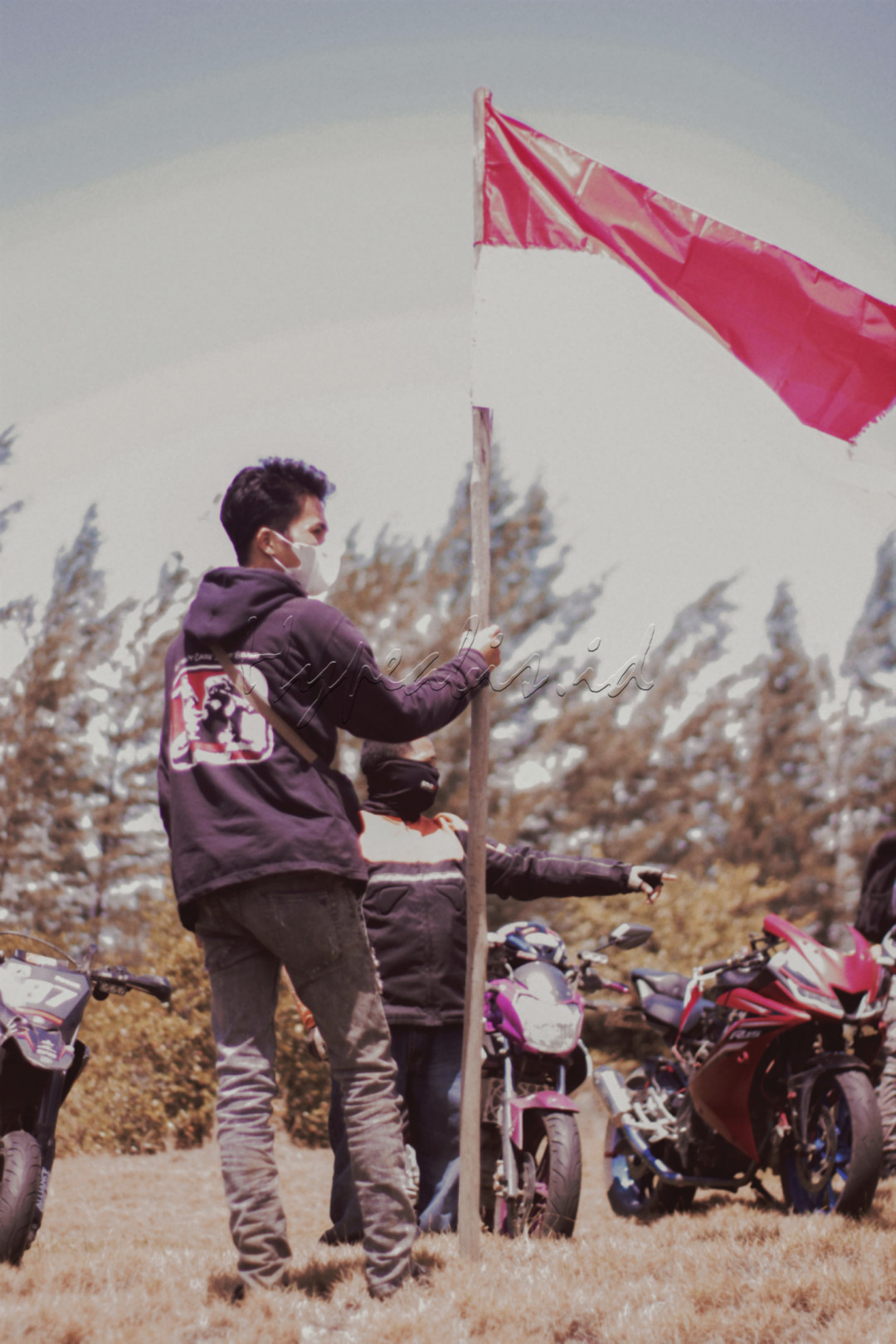 Perwakilan satu komunitas &nbsp;bersama -sama memperingati hari kemerdekaan indonesia yang ke 76 &nbsp;mengunjungi wista sandurian Untuk bersama-sama mngibarkan bendera merah putih.
