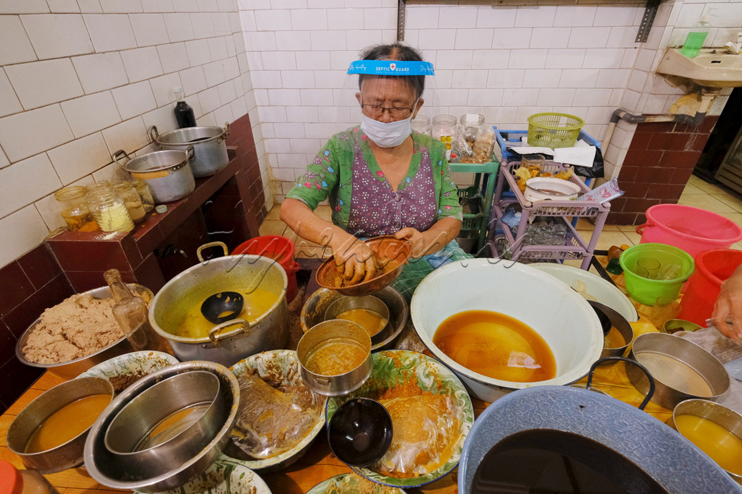 Bu Tari, penjual jamu tradisional di Worobrajan, Yogyakarta ini sudah menjual jamu lebih dari 40 tahun. Bahan jamu berupa rempah-rempeh dan empon-empon tanpa bahan kimia sintetis maupun bahan pengawet kimia. Jamu tradisional ini sangat bermanfaaat bagi kesehatan dan bisa meningkatkan imunitas tubuh, sangat baik diminum saat pandemi Covid-19 seperti sekarang ini.<br />
<br />
Bu Tari memakai masker dan face shield saat berjualan pada masa pandemi Covid-19 ini. hal ini dilakukan sebagai upaya pencegahan penyebaran virus Covid-19 sesuai protokol kesehatan anjuran Pemerintah.