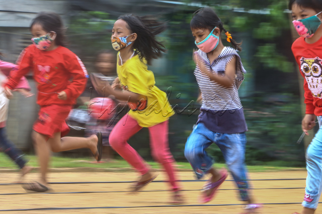 Anak anak RT 32 RT 12 Kelurahan Talang Betutu Kecamatan Alang Alang Lebar Palembang dengan tetap bermasker berlari penuh semangat mengikuti lomba dalam rangka memeriahkan HUT Kemerdekaan RI Ke-76, Selasa (17/8/2021) di Lapangan Jalan Awi Nasrun. &nbsp;Semangat kemerdekaan tapi tetap menerapkan semangat Prokes.