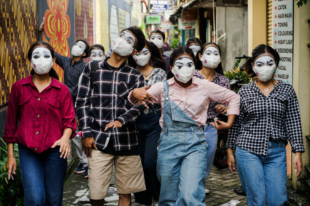 Dengan Menerapkan Protokol Kesehatan, para anggota komunitas Pantomim Yogyakarta tetap semangat mengikuti kegiatan Sarkem Festival yang di gelar secara terbatas dan beraksi melewati gang serta berbagai sudut perkampungan Sosrowijayan, Yogyakarta.